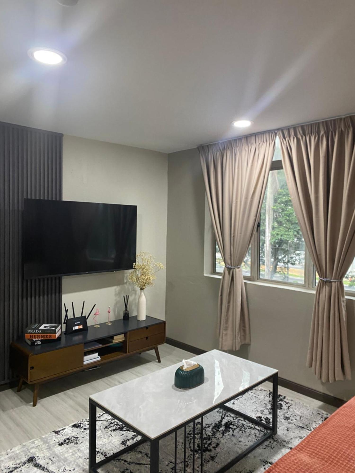1St Living Subang Hotel Subang Jaya Exterior photo